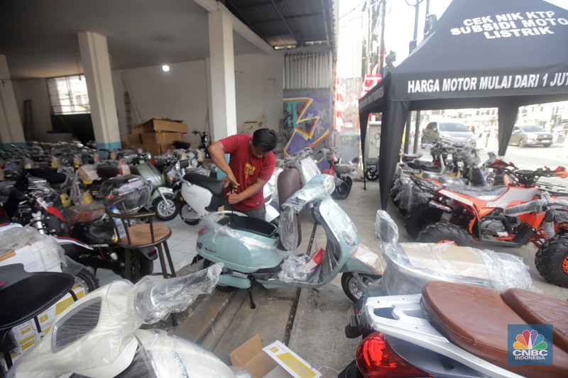 Pekerja merapikan kendaraan motor listrik di salah satu dealer motor listrik, Jakarta, Senin (21/8/2023). (CNBC Indonesia/Muhammad Sabki) Pekerja merapikan kendaraan motor listrik di salah satu dealer motor listrik, Jakarta, Senin (21/8/2023). (CNBC Indonesia/Muhammad Sabki)