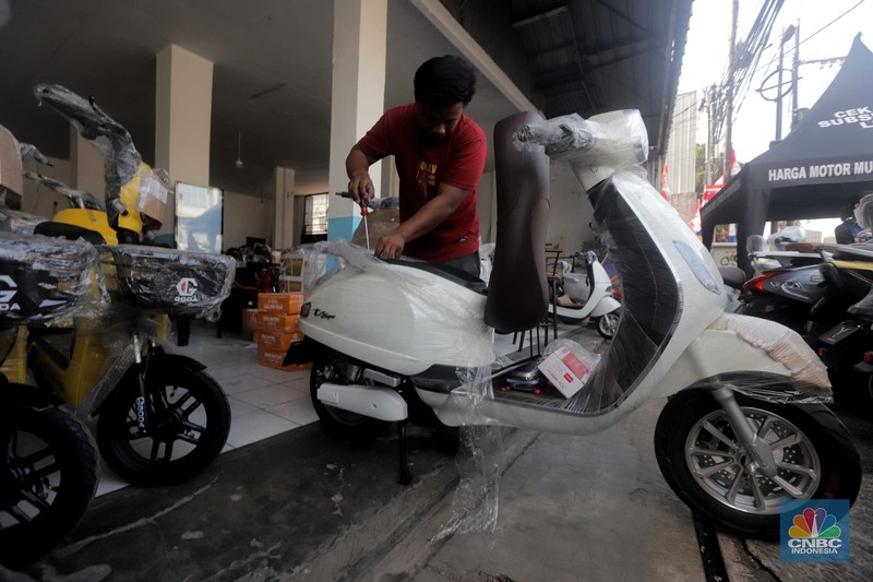 Pekerja merapikan kendaraan motor listrik di salah satu dealer motor listrik, Jakarta, Senin (21/8/2023). (CNBC Indonesia/Muhammad Sabki) Pekerja merapikan kendaraan motor listrik di salah satu dealer motor listrik, Jakarta, Senin (21/8/2023). (CNBC Indonesia/Muhammad Sabki)