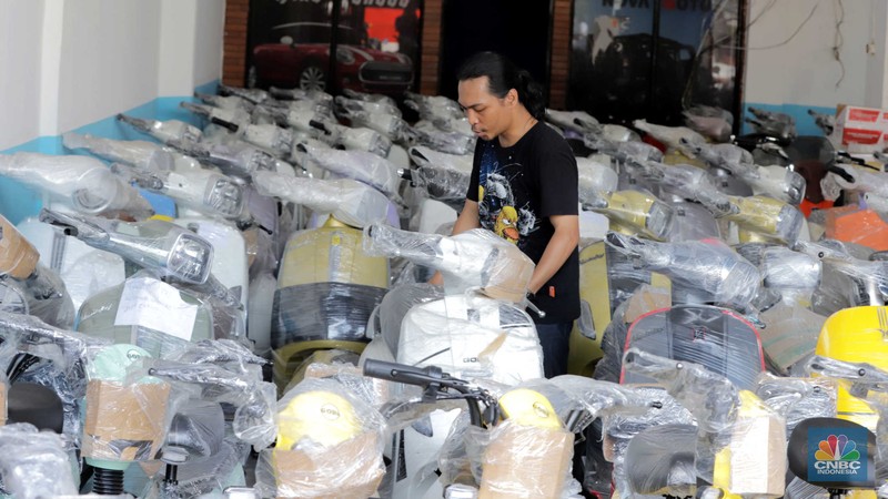Pekerja merapikan kendaraan motor listrik di salah satu dealer motor listrik, Jakarta, Senin (21/8/2023). (CNBC Indonesia/Muhammad Sabki) Pekerja merapikan kendaraan motor listrik di salah satu dealer motor listrik, Jakarta, Senin (21/8/2023). (CNBC Indonesia/Muhammad Sabki)