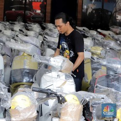 Beda Kayak Bansos & BBM, Ini Alasan Motor Listrik Disubsidi