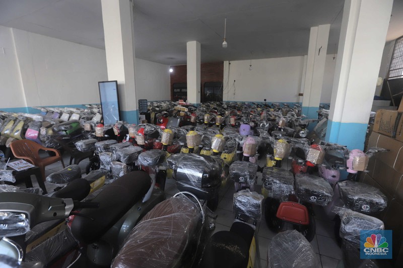 Pekerja merapikan kendaraan motor listrik di salah satu dealer motor listrik, Jakarta, Senin (21/8/2023). (CNBC Indonesia/Muhammad Sabki) Pekerja merapikan kendaraan motor listrik di salah satu dealer motor listrik, Jakarta, Senin (21/8/2023). (CNBC Indonesia/Muhammad Sabki)