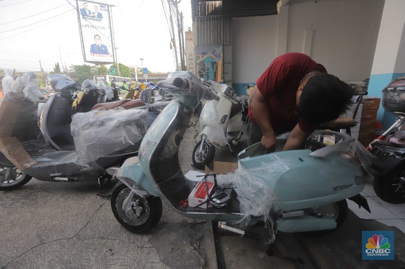 Pekerja merapikan kendaraan motor listrik di salah satu dealer motor listrik, Jakarta, Senin (21/8/2023). (CNBC Indonesia/Muhammad Sabki) Pekerja merapikan kendaraan motor listrik di salah satu dealer motor listrik, Jakarta, Senin (21/8/2023). (CNBC Indonesia/Muhammad Sabki)