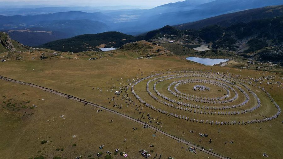 Pengikut Persaudaraan Kulit Putih Universal, sebuah masyarakat esoteris yang menggabungkan Kristen dan mistisisme India, yang didirikan oleh Peter Deunov dari Bulgaria, melakukan ritual seperti tarian yang disebut 