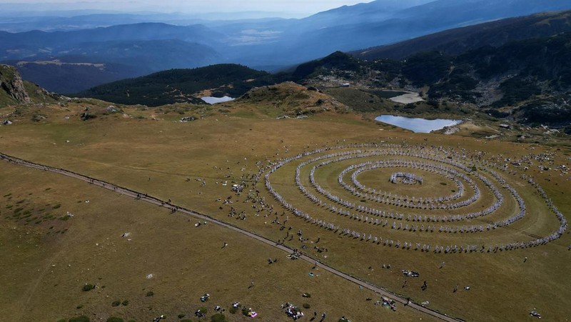Pengikut Persaudaraan Kulit Putih Universal, sebuah masyarakat esoteris yang menggabungkan Kristen dan mistisisme India, yang didirikan oleh Peter Deunov dari Bulgaria, melakukan ritual seperti tarian yang disebut 