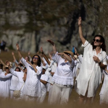 Intip Ritual Tarian Sambut Musim Panas di Gunung Bulgaria