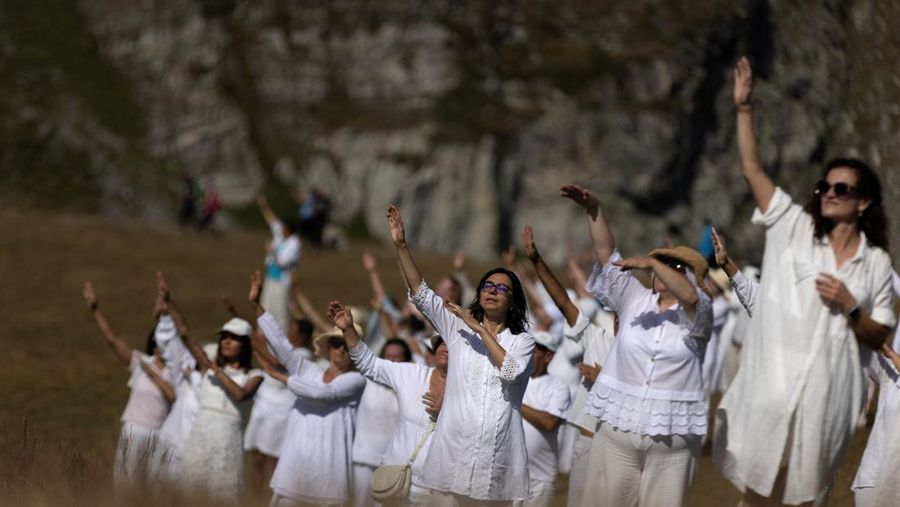 Pengikut Persaudaraan Kulit Putih Universal, sebuah masyarakat esoteris yang menggabungkan Kristen dan mistisisme India, yang didirikan oleh Peter Deunov dari Bulgaria, melakukan ritual seperti tarian yang disebut 