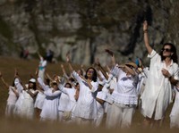 Intip Ritual Tarian Sambut Musim Panas di Gunung Bulgaria