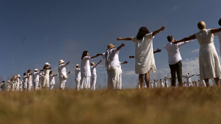 Pengikut Persaudaraan Kulit Putih Universal, sebuah masyarakat esoteris yang menggabungkan Kristen dan mistisisme India, yang didirikan oleh Peter Deunov dari Bulgaria, melakukan ritual seperti tarian yang disebut 