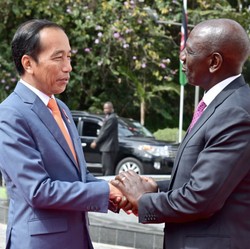 Momen Canda Jokowi Ajak Presiden Kenya Tinggal Sebulan di RI