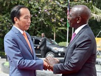 Momen Canda Jokowi Ajak Presiden Kenya Tinggal Sebulan di RI