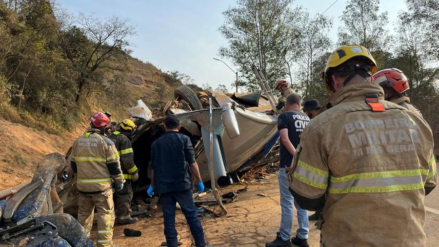 Petugas pemadam kebakaran beroperasi setelah kecelakaan lalu lintas dengan bus yang mengangkut penggemar Klub Brasil Corinthians, di kilometer 525 jalan raya nasional Fernao Dias, di Belo Horizonte, Brasil 20 Agustus 2023. (Belo Horizonte Military Fire Department/Handout via REUTERS)