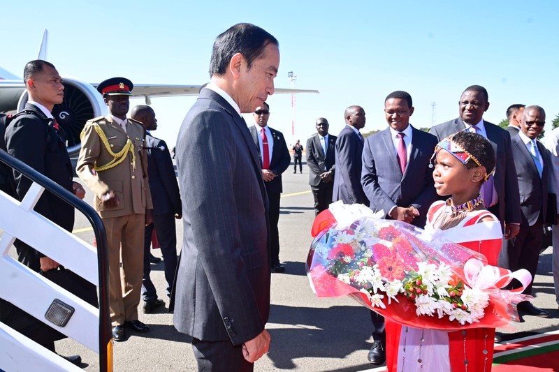 Presiden Joko Widodo tiba di Bandar Udara Internasional Jomo Kenyatta Nairobi, Republik Kenya, sekira pukul 15.15 waktu setempat (WS) atau 19.15 WIB, pada hari Minggu, 20 Agustus 2023. (Dok. Biro Pers Sekretariat Presiden)