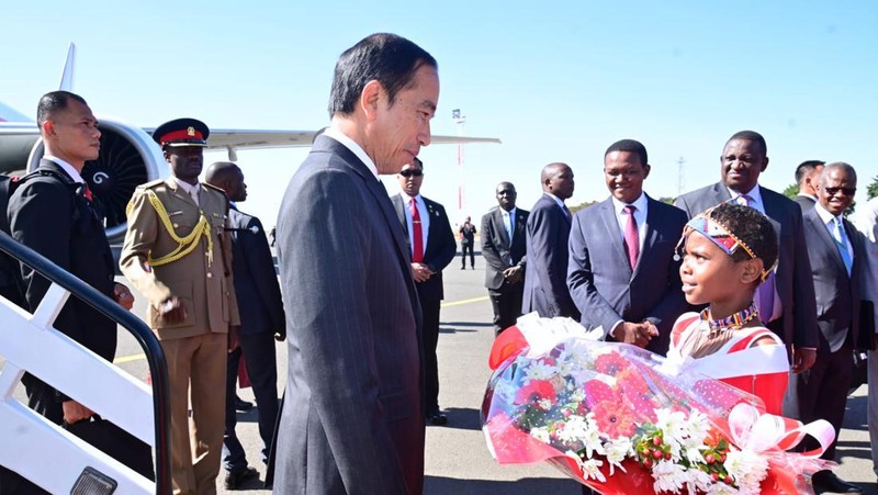 Presiden Joko Widodo tiba di Bandar Udara Internasional Jomo Kenyatta Nairobi, Republik Kenya, sekira pukul 15.15 waktu setempat (WS) atau 19.15 WIB, pada hari Minggu, 20 Agustus 2023. (Dok. Biro Pers Sekretariat Presiden)