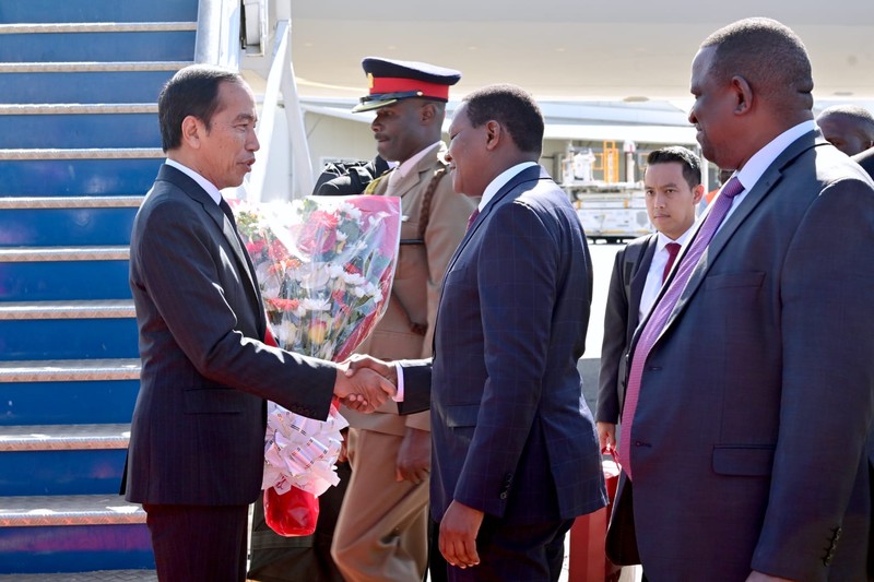 Presiden Joko Widodo tiba di Bandar Udara Internasional Jomo Kenyatta Nairobi, Republik Kenya, sekira pukul 15.15 waktu setempat (WS) atau 19.15 WIB, pada hari Minggu, 20 Agustus 2023. (Dok. Biro Pers Sekretariat Presiden)