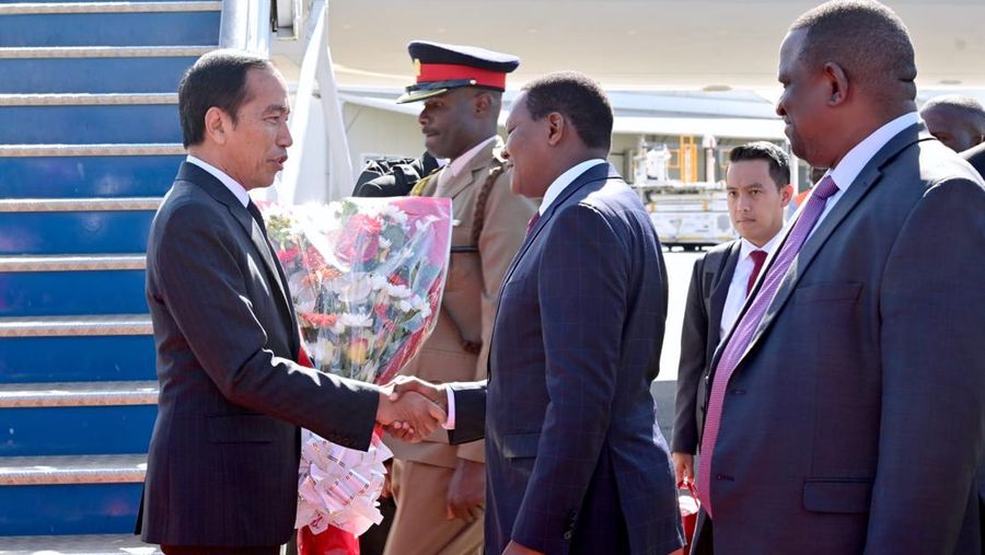 Presiden Joko Widodo tiba di Bandar Udara Internasional Jomo Kenyatta Nairobi, Republik Kenya, sekira pukul 15.15 waktu setempat (WS) atau 19.15 WIB, pada hari Minggu, 20 Agustus 2023. (Dok. Biro Pers Sekretariat Presiden)