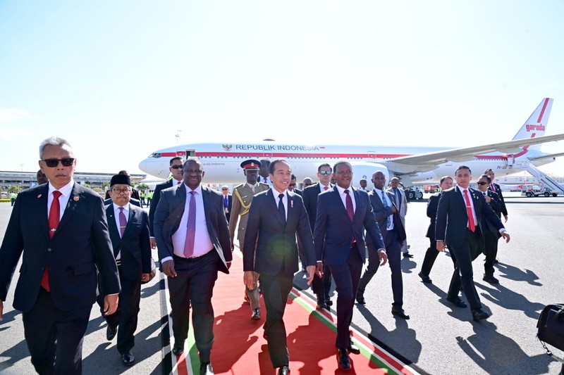 Presiden Joko Widodo tiba di Bandar Udara Internasional Jomo Kenyatta Nairobi, Republik Kenya, sekira pukul 15.15 waktu setempat (WS) atau 19.15 WIB, pada hari Minggu, 20 Agustus 2023. (Dok. Biro Pers Sekretariat Presiden)