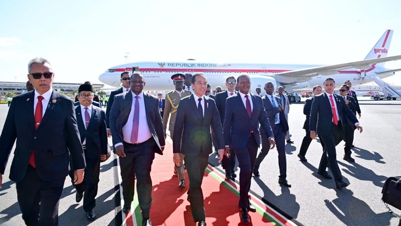 Presiden Joko Widodo tiba di Bandar Udara Internasional Jomo Kenyatta Nairobi, Republik Kenya, sekira pukul 15.15 waktu setempat (WS) atau 19.15 WIB, pada hari Minggu, 20 Agustus 2023. (Dok. Biro Pers Sekretariat Presiden)