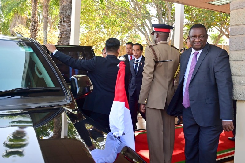 Presiden Joko Widodo tiba di Bandar Udara Internasional Jomo Kenyatta Nairobi, Republik Kenya, sekira pukul 15.15 waktu setempat (WS) atau 19.15 WIB, pada hari Minggu, 20 Agustus 2023. (Dok. Biro Pers Sekretariat Presiden)