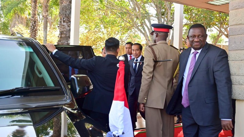 Presiden Joko Widodo tiba di Bandar Udara Internasional Jomo Kenyatta Nairobi, Republik Kenya, sekira pukul 15.15 waktu setempat (WS) atau 19.15 WIB, pada hari Minggu, 20 Agustus 2023. (Dok. Biro Pers Sekretariat Presiden)