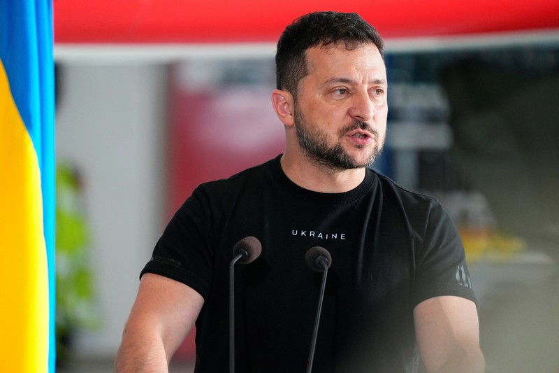 Presiden Ukraina Volodymyr Zelenskiy dan Perdana Menteri Denmark Mette Frederiksen menghadiri konferensi pers di Skrydstrup Airbase di Vojens, Denmark, 20 Agustus 2023. (Ritzau Scanpix/Mads Claus Rasmussen via REUTERS)