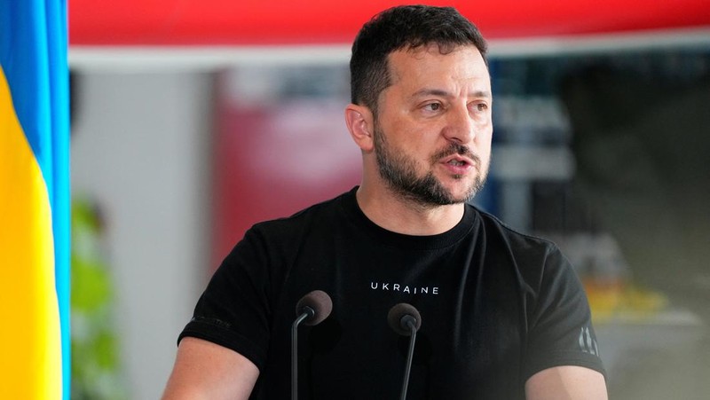 Presiden Ukraina Volodymyr Zelenskiy dan Perdana Menteri Denmark Mette Frederiksen menghadiri konferensi pers di Skrydstrup Airbase di Vojens, Denmark, 20 Agustus 2023. (Ritzau Scanpix/Mads Claus Rasmussen via REUTERS)