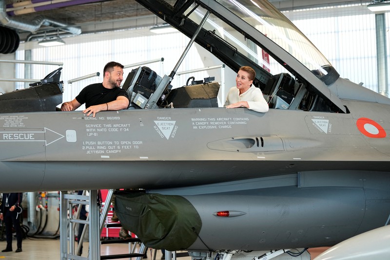 Presiden Ukraina Volodymyr Zelenskiy dan Perdana Menteri Denmark Mette Frederiksen menghadiri konferensi pers di Skrydstrup Airbase di Vojens, Denmark, 20 Agustus 2023. (Ritzau Scanpix/Mads Claus Rasmussen via REUTERS)