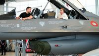 Potret Gaya Zelensky Jajal Jet F-16 Denmark Untuk Ukraina