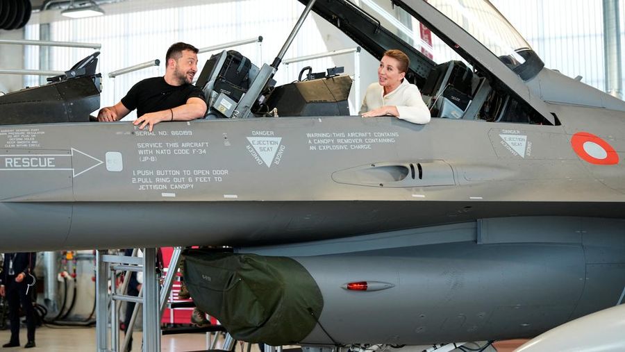 Presiden Ukraina Volodymyr Zelenskiy dan Perdana Menteri Denmark Mette Frederiksen menghadiri konferensi pers di Skrydstrup Airbase di Vojens, Denmark, 20 Agustus 2023. (Ritzau Scanpix/Mads Claus Rasmussen via REUTERS)