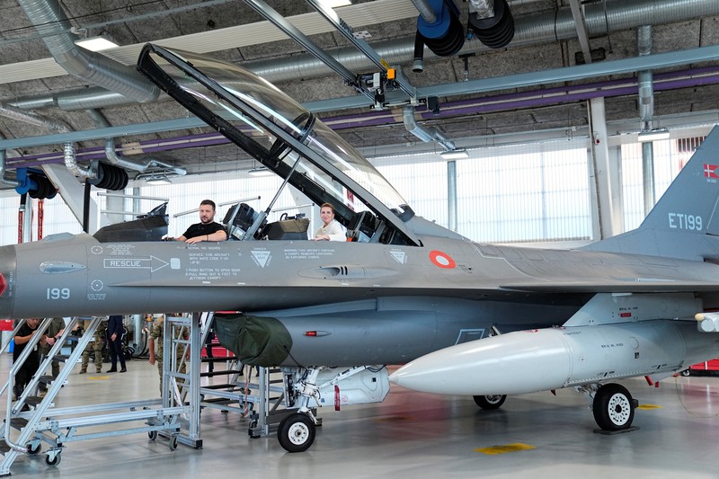 Presiden Ukraina Volodymyr Zelenskiy dan Perdana Menteri Denmark Mette Frederiksen menghadiri konferensi pers di Skrydstrup Airbase di Vojens, Denmark, 20 Agustus 2023. Presiden Ukraina Volodymyr Zelenskiy dan Perdana Menteri Denmark Mette Frederiksen menghadiri konferensi pers di Skrydstrup Airbase di Vojens, Denmark, 20 Agustus 2023. (Ritzau Scanpix/Mads Claus Rasmussen via REUTERS)