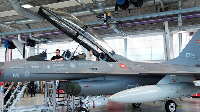 Presiden Ukraina Volodymyr Zelenskiy dan Perdana Menteri Denmark Mette Frederiksen menghadiri konferensi pers di Skrydstrup Airbase di Vojens, Denmark, 20 Agustus 2023. (Ritzau Scanpix/Mads Claus Rasmussen via REUTERS)