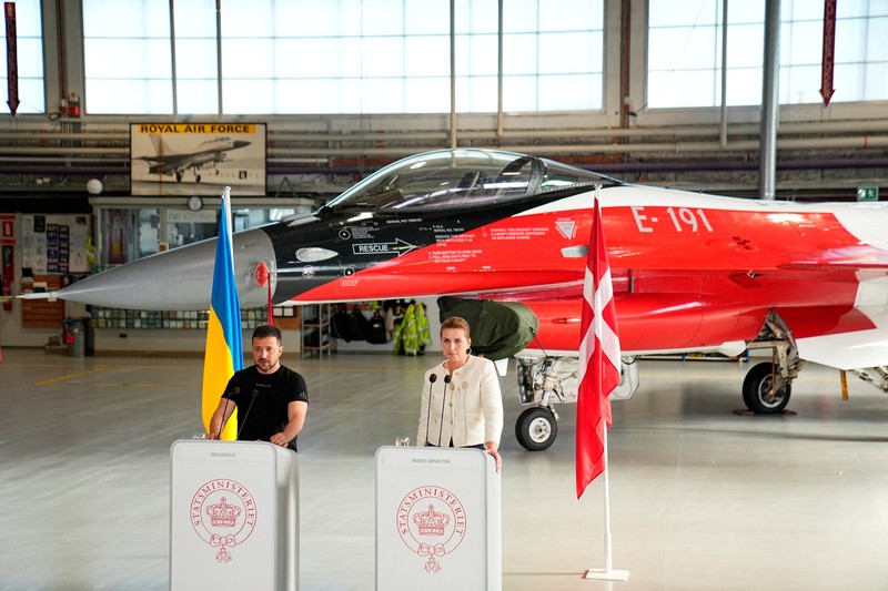 Presiden Ukraina Volodymyr Zelenskiy dan Perdana Menteri Denmark Mette Frederiksen menghadiri konferensi pers di Skrydstrup Airbase di Vojens, Denmark, 20 Agustus 2023. (Ritzau Scanpix/Mads Claus Rasmussen via REUTERS)