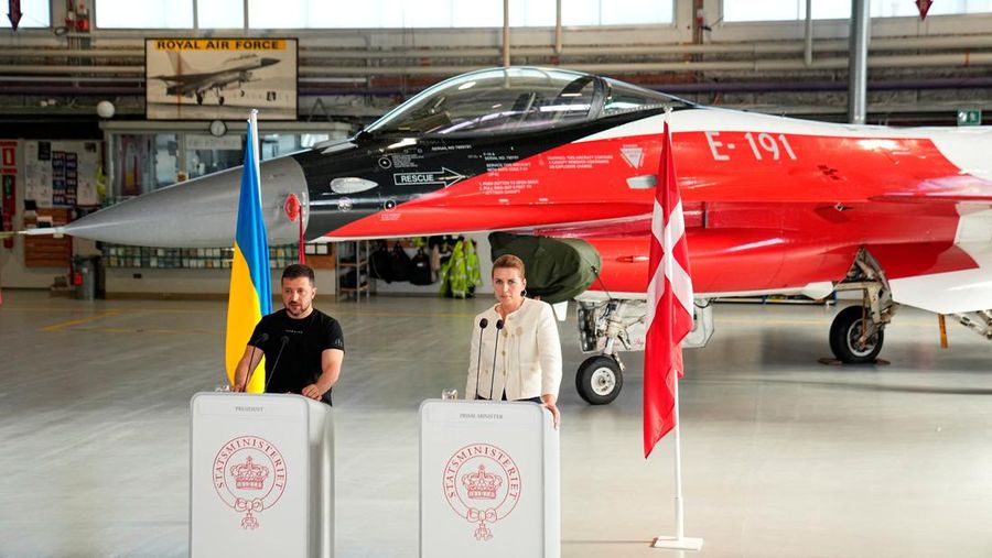 Presiden Ukraina Volodymyr Zelenskiy dan Perdana Menteri Denmark Mette Frederiksen menghadiri konferensi pers di Skrydstrup Airbase di Vojens, Denmark, 20 Agustus 2023. (Ritzau Scanpix/Mads Claus Rasmussen via REUTERS)