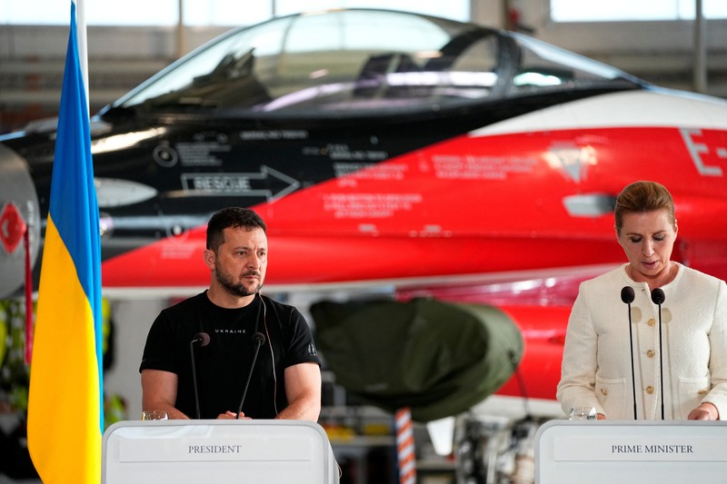 Presiden Ukraina Volodymyr Zelenskiy dan Perdana Menteri Denmark Mette Frederiksen menghadiri konferensi pers di Skrydstrup Airbase di Vojens, Denmark, 20 Agustus 2023. (Ritzau Scanpix/Mads Claus Rasmussen via REUTERS)