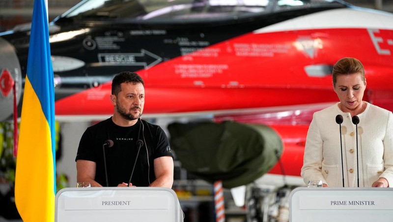 Presiden Ukraina Volodymyr Zelenskiy dan Perdana Menteri Denmark Mette Frederiksen menghadiri konferensi pers di Skrydstrup Airbase di Vojens, Denmark, 20 Agustus 2023. (Ritzau Scanpix/Mads Claus Rasmussen via REUTERS)