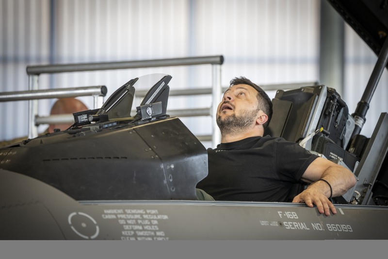 Presiden Ukraina Volodymyr Zelenskiy dan Perdana Menteri Denmark Mette Frederiksen menghadiri konferensi pers di Skrydstrup Airbase di Vojens, Denmark, 20 Agustus 2023. (Ritzau Scanpix/Mads Claus Rasmussen via REUTERS)