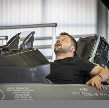 Potret Gaya Zelensky Jajal Jet F-16 Denmark untuk Ukraina