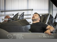 Potret Gaya Zelensky Jajal Jet F-16 Denmark untuk Ukraina