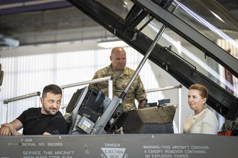 Presiden Ukraina Volodymyr Zelenskiy dan Perdana Menteri Denmark Mette Frederiksen menghadiri konferensi pers di Skrydstrup Airbase di Vojens, Denmark, 20 Agustus 2023. (Ritzau Scanpix/Mads Claus Rasmussen via REUTERS)