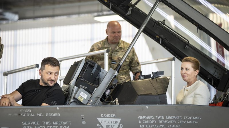 Presiden Ukraina Volodymyr Zelenskiy dan Perdana Menteri Denmark Mette Frederiksen menghadiri konferensi pers di Skrydstrup Airbase di Vojens, Denmark, 20 Agustus 2023. (Ritzau Scanpix/Mads Claus Rasmussen via REUTERS)