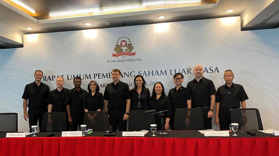 PT HM Sampoerna Tbk. (Sampoerna) mengumumkan perubahan susunan Direksi Perseroan, Senin (21/8/2023) di Jakarta. Berdasarkan hasil Rapat Umum Pemegang Saham Luar Biasa (RUPSLB), Johan Bink (kiri) ditunjuk sebagai Direktur Operasional menggantikan Dina Lombardi (kelima dari kanan), dan Gunnar Beckers (kedua dari kanan) sebagai Direktur Pemasaran menggantikan Francisca Rahardja (keempat dari kanan).