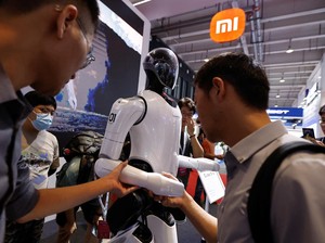 Elon Musk Pamerkan Robot Optimus II, Bisa Lipat Baju Sendiri