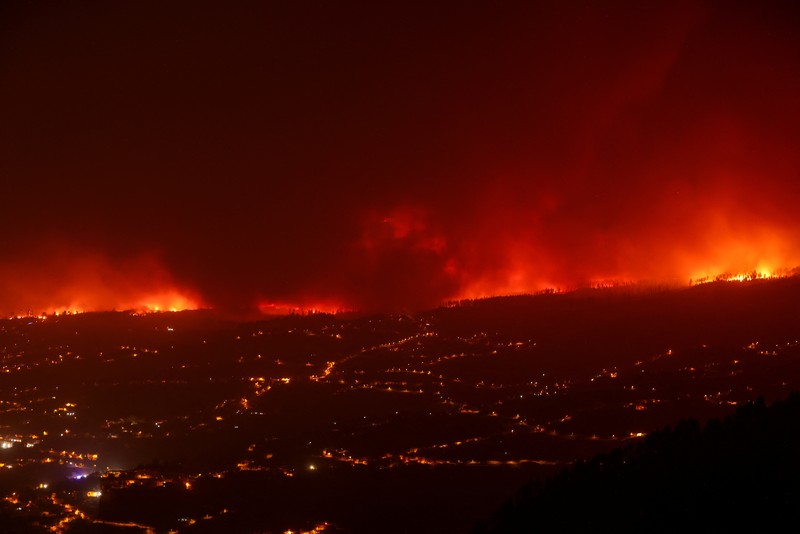 Sebuah pemandangan menunjukkan kebakaran di pegunungan dekat rumah-rumah kosong setelah evakuasi di berbagai desa di utara, saat kebakaran hutan mengamuk di luar kendali di pulau Tenerife, Kepulauan Canary, Spanyol 20 Agustus 2023. Sebuah pemandangan menunjukkan kebakaran di pegunungan dekat rumah-rumah kosong setelah evakuasi di berbagai desa di utara, saat kebakaran hutan mengamuk di luar kendali di pulau Tenerife, Kepulauan Canary, Spanyol 20 Agustus 2023. (REUTERS/Nacho Doce)