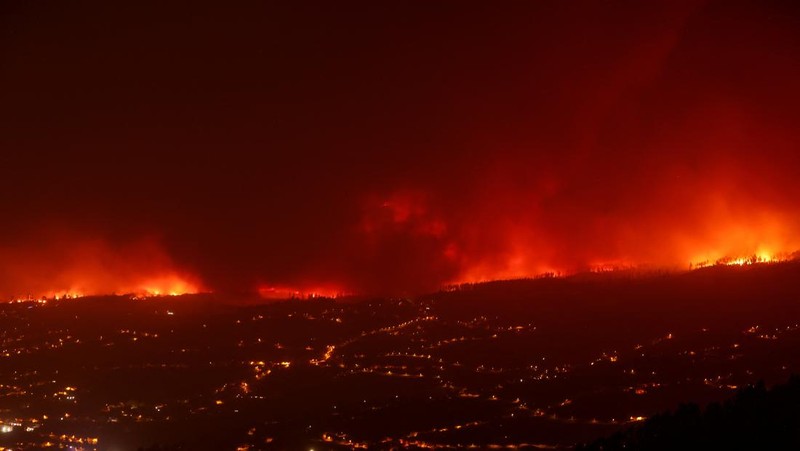 Sebuah pemandangan menunjukkan kebakaran di pegunungan dekat rumah-rumah kosong setelah evakuasi di berbagai desa di utara, saat kebakaran hutan mengamuk di luar kendali di pulau Tenerife, Kepulauan Canary, Spanyol 20 Agustus 2023. (REUTERS/Nacho Doce)