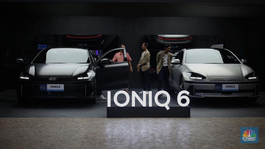 Sejumlah pengunjung melihat mobil listrik terbaru keluaran Hyundai yaitu Ioniq 6 di hari terakhir ajang Gaikindo Indonesia International Auto Show (GIIAS) 2023 pada Minggu, (20/8) Indonesia Convention Exhibition, BSD City. (²©²ÊÍøÕ¾/Tias Budiarto)