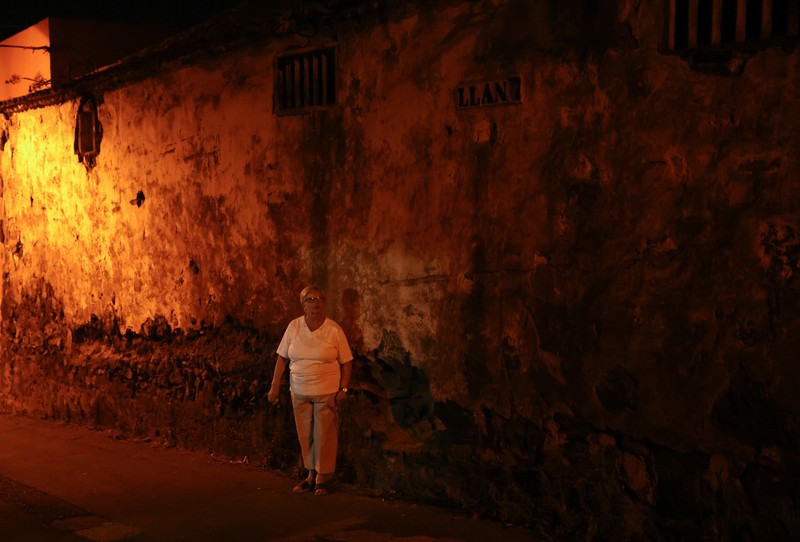 Sebuah pemandangan menunjukkan kebakaran di pegunungan dekat rumah-rumah kosong setelah evakuasi di berbagai desa di utara, saat kebakaran hutan mengamuk di luar kendali di pulau Tenerife, Kepulauan Canary, Spanyol 20 Agustus 2023. (REUTERS/Nacho Doce)