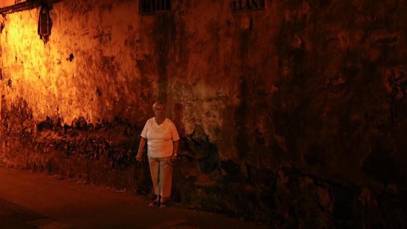 Sebuah pemandangan menunjukkan kebakaran di pegunungan dekat rumah-rumah kosong setelah evakuasi di berbagai desa di utara, saat kebakaran hutan mengamuk di luar kendali di pulau Tenerife, Kepulauan Canary, Spanyol 20 Agustus 2023. (REUTERS/Nacho Doce)