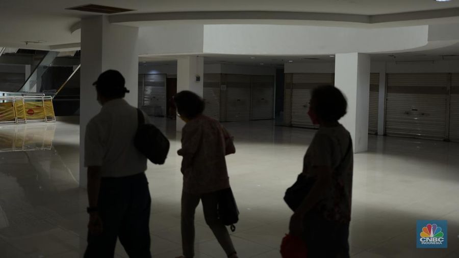 Suasana pertokoan di kawasan Pasar Baru, Jakarta, Senin (21/8/2022). (CNBC Indonesia/Tri Susilo)
