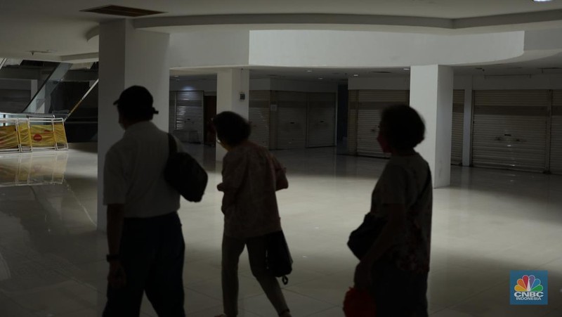 Suasana pertokoan di kawasan Pasar Baru, Jakarta, Senin (21/8/2022). (CNBC Indonesia/Tri Susilo)