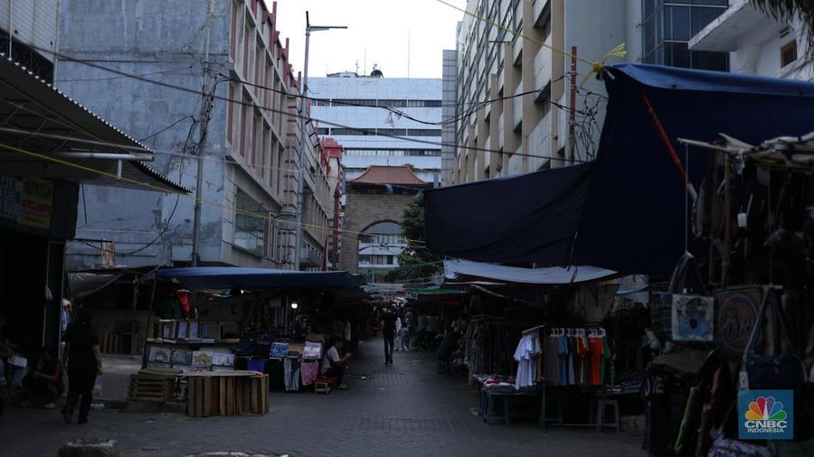 Suasana pertokoan di kawasan Pasar Baru, Jakarta, Senin (21/8/2022). (CNBC Indonesia/Tri Susilo)
