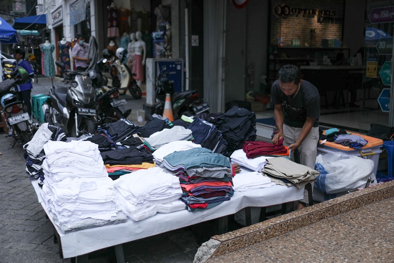Suasana pertokoan di kawasan Pasar Baru, Jakarta, Senin (21/8/2022). (CNBC Indonesia/Tri Susilo)